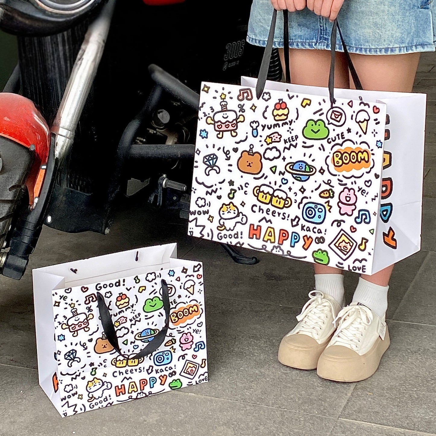 Happy Puppy Doddle Gift Bag - white